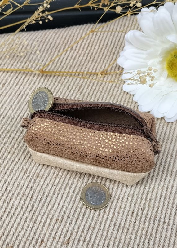 camille-guiraud-baby-trousse-nude-dor-cuir-grain-alcantara image 2