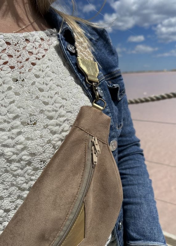 camille-guiraud-manon-sac-banane-taupe-dor-cuir image 3