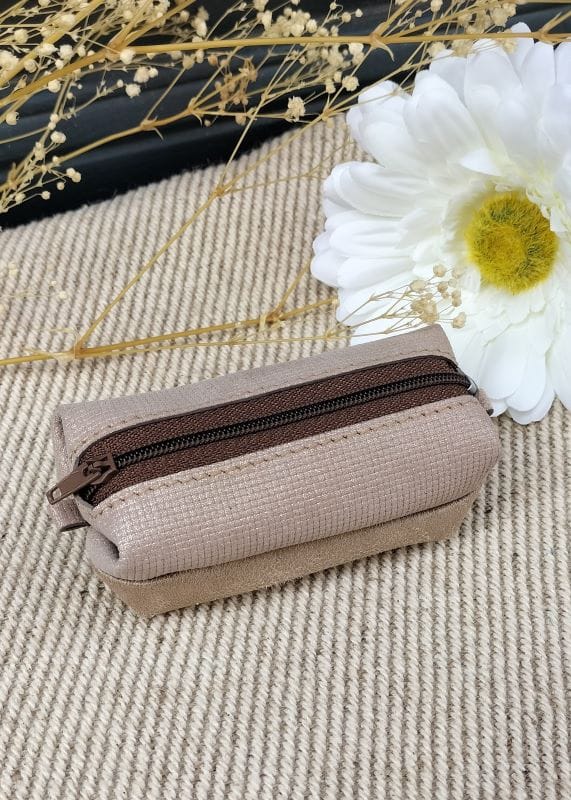 camille-guiraud-baby-trousse-beige-carreau-trousse-cuir-paillettes image 1