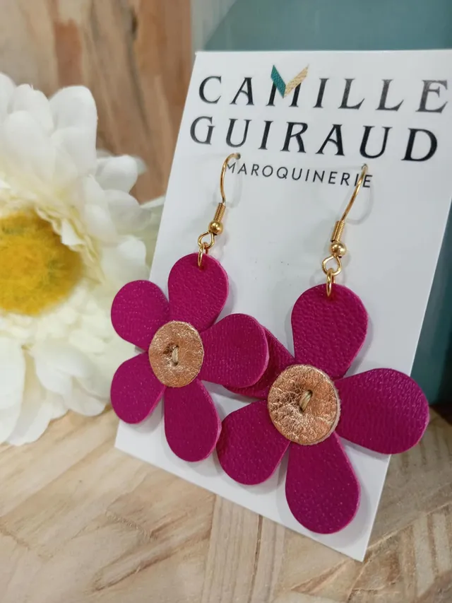 camille-guiraud-marguerite-boucles-d-oreilles-fleur-fuchsia-cuir image 1