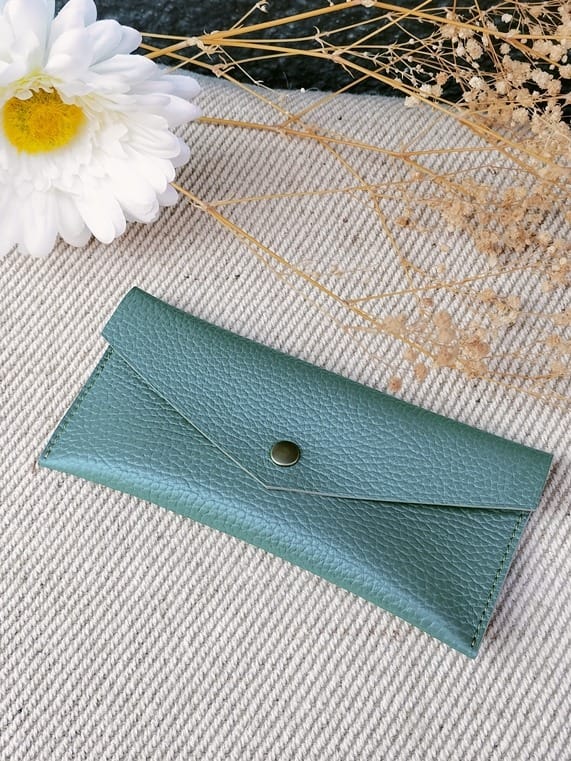 camille-guiraud-tui-lunettes-enveloppe-cuir-vert image 1