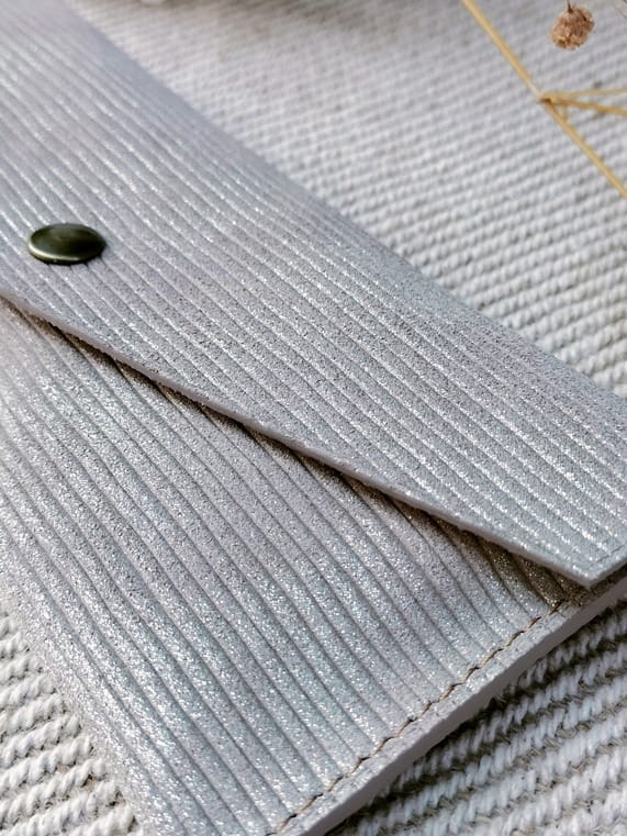 camille-guiraud-tui-lunettes-enveloppe-gris-iris-cuir image 3