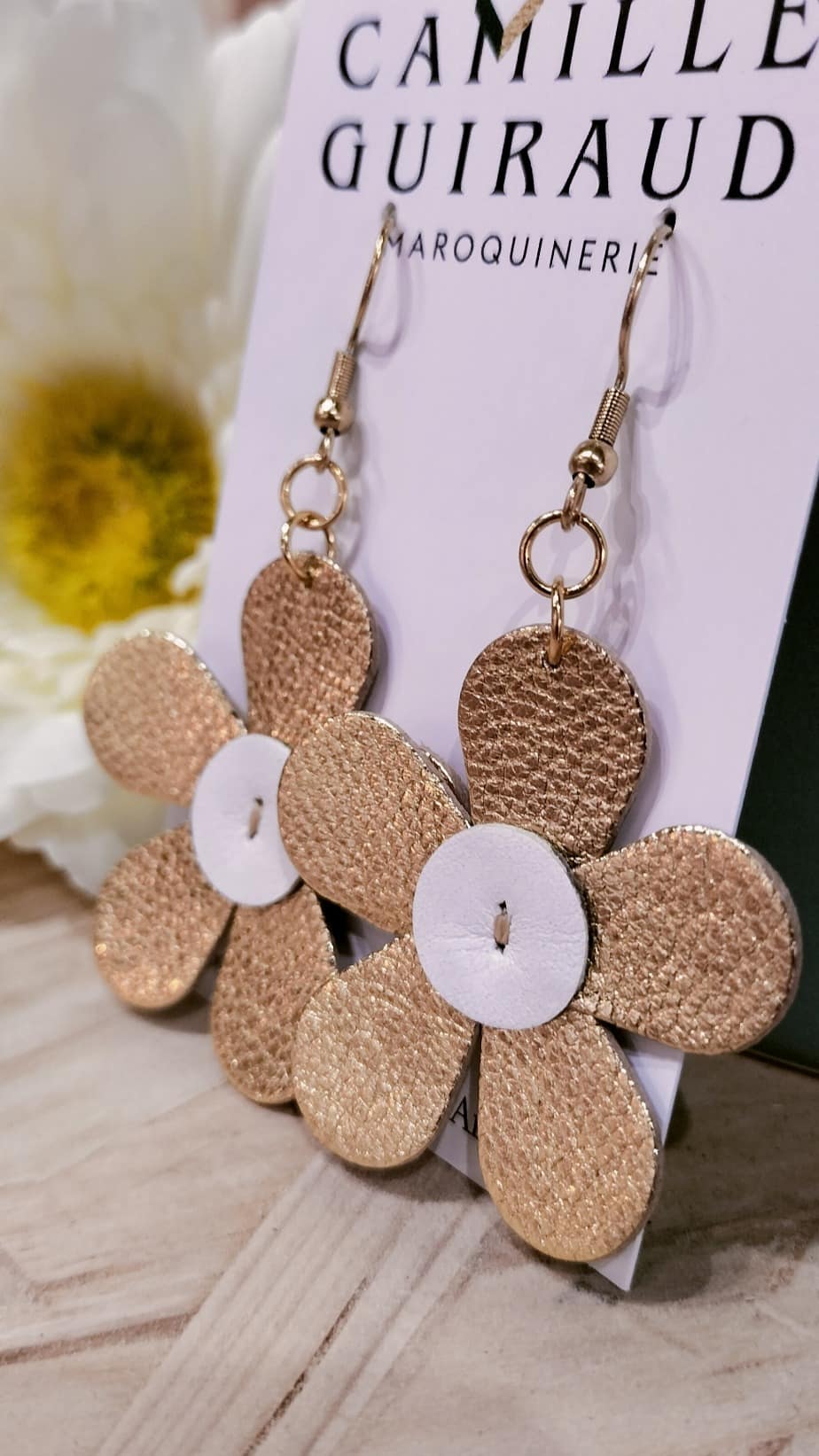 camille-guiraud-marguerite-boucles-d-oreilles-cuir-dor-et-beige image 2