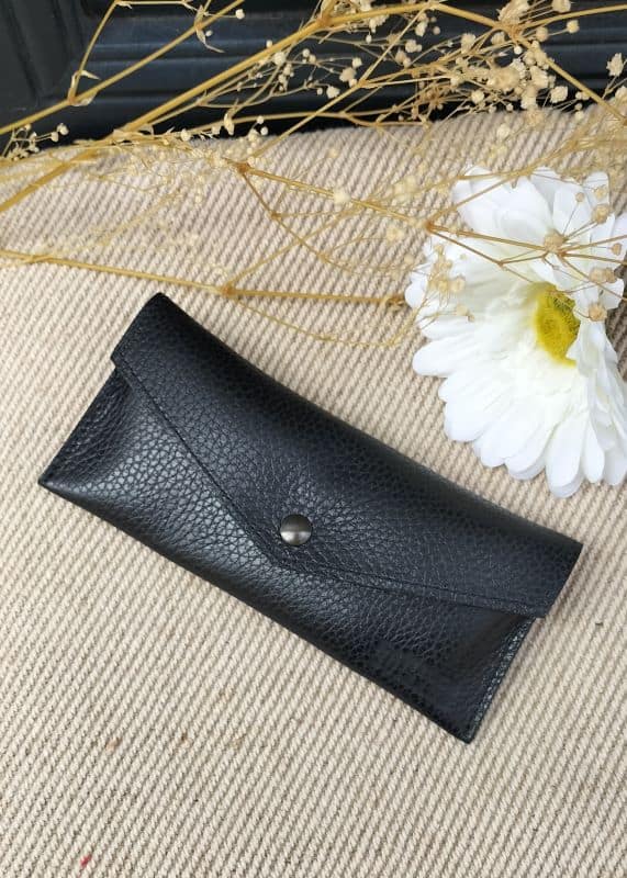 camille-guiraud-tui-lunettes-enveloppe-cuir-noir-grain image 2