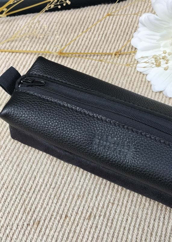 camille-guiraud-trousse-cuir-grain-noir-dor-alcantara-noir image 2
