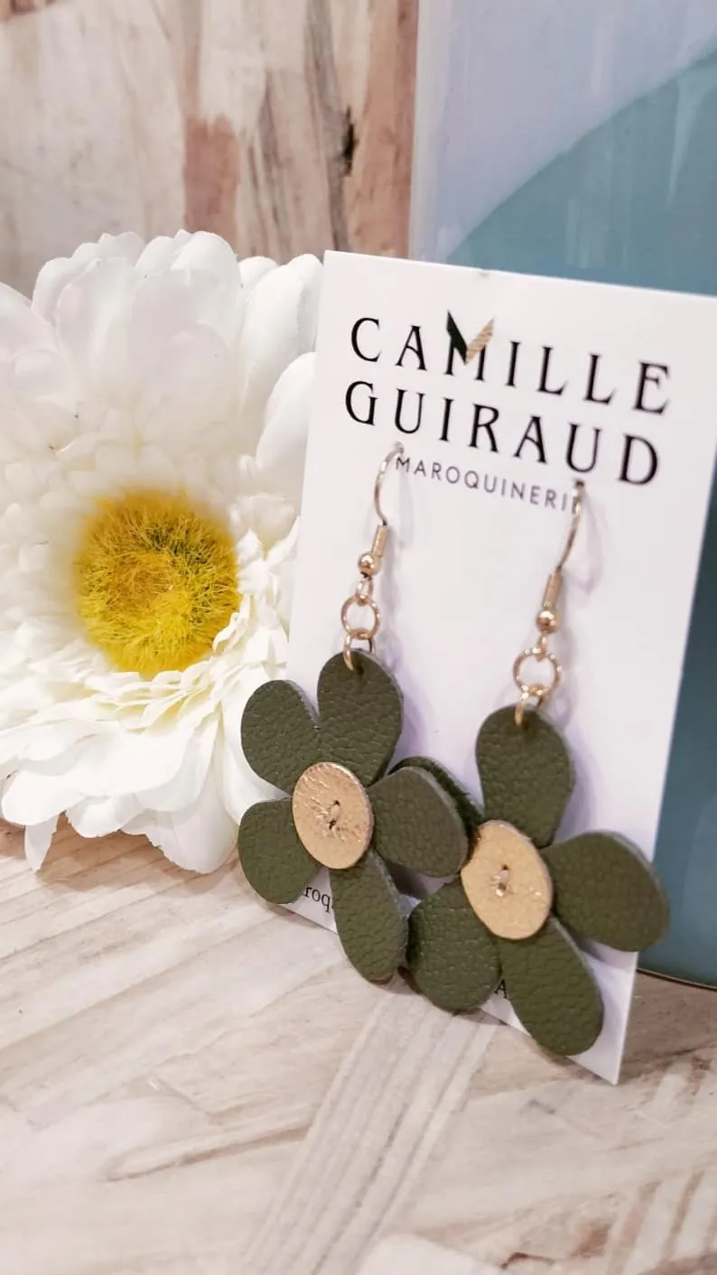 camille-guiraud-marguerite-verte-et-dor-boucles-d-oreilles-cuir image 1