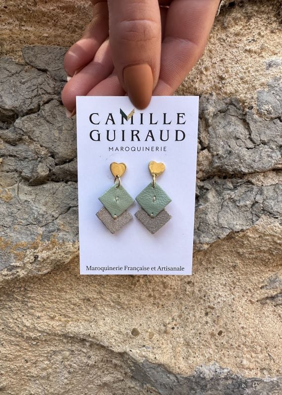 camille-guiraud-boucles-coeur-vert-d-eau-et-gris-boucles-d-oreilles-cuir image 2