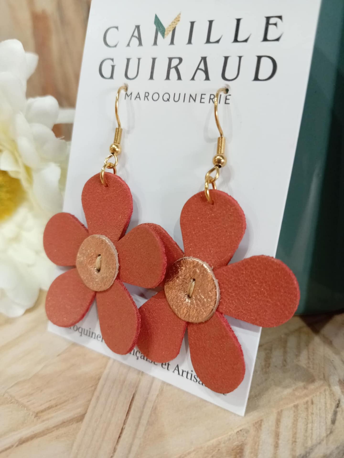 camille-guiraud-marguerite-boucles-d-oreilles-orange-paillettes-cuir image 2