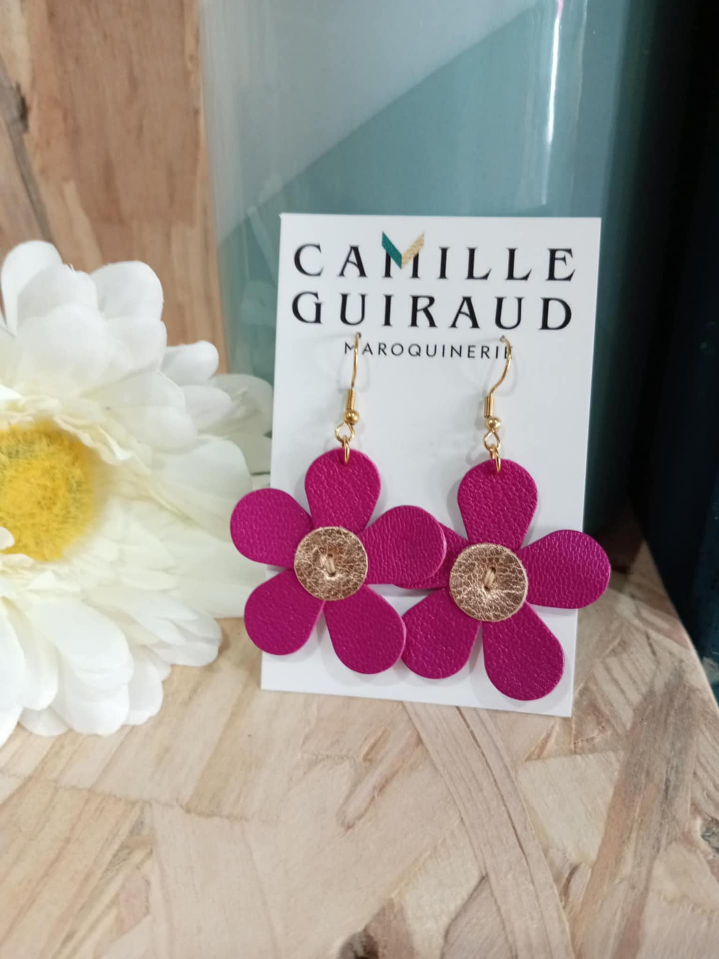 camille-guiraud-marguerite-boucles-d-oreilles-fleur-fuchsia-cuir image 2
