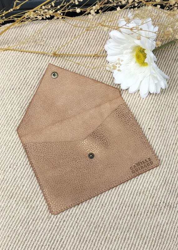camille-guiraud-porte-carte-grise-enveloppe-nude-grain-dor image 1