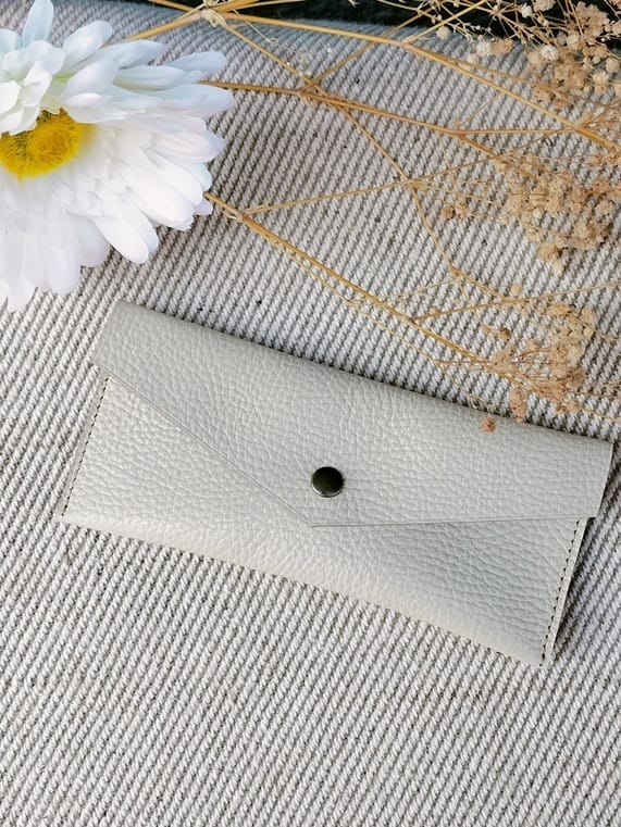 camille-guiraud-tui-lunettes-enveloppe-cr-me-cuir image 1