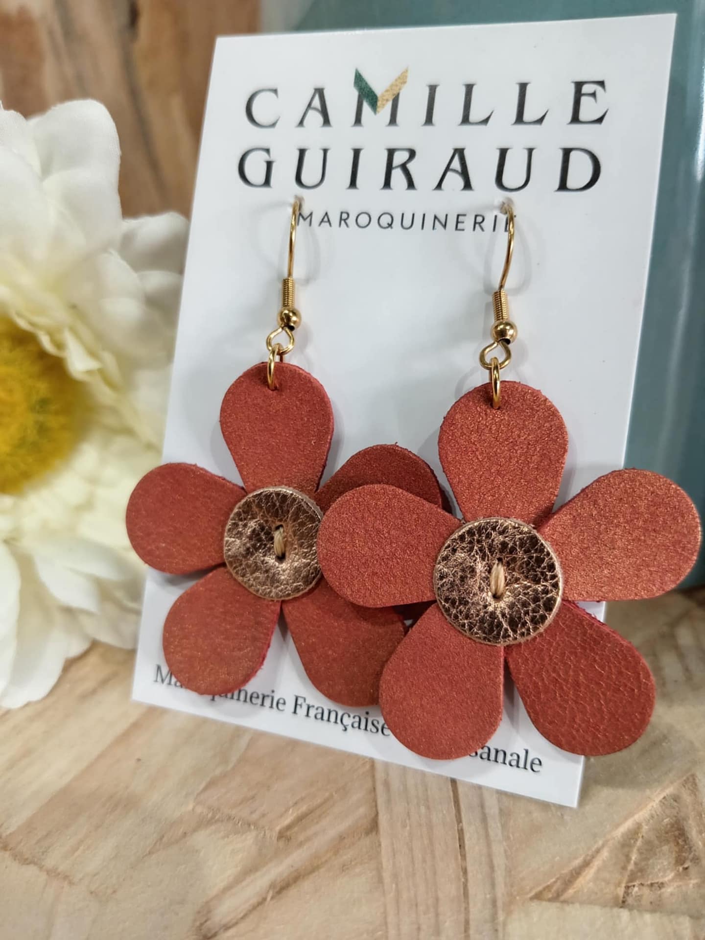 camille-guiraud-marguerite-boucles-d-oreilles-orange-paillettes-cuir image 1