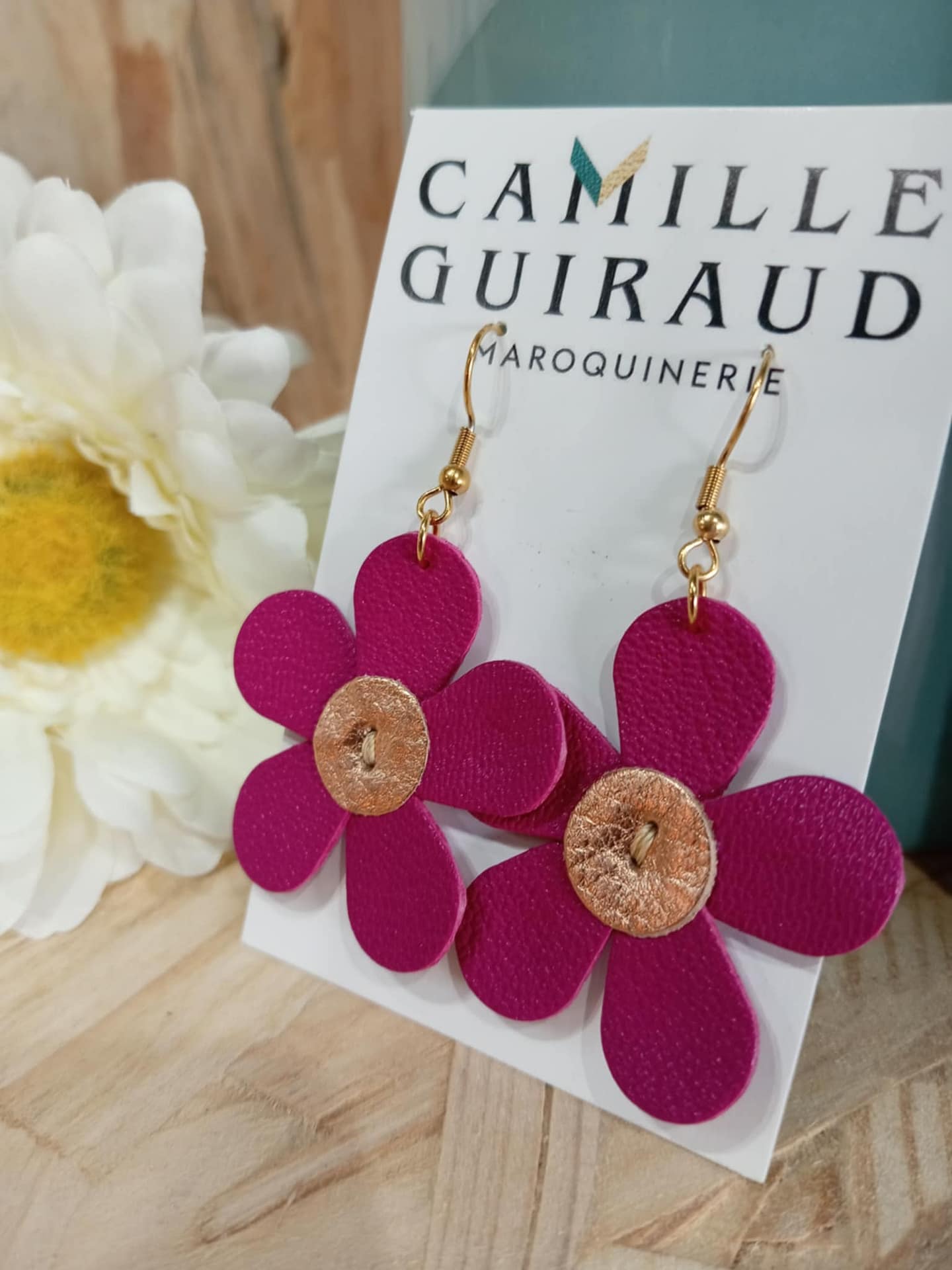 camille-guiraud-marguerite-boucles-d-oreilles-fleur-fuchsia-cuir image 1