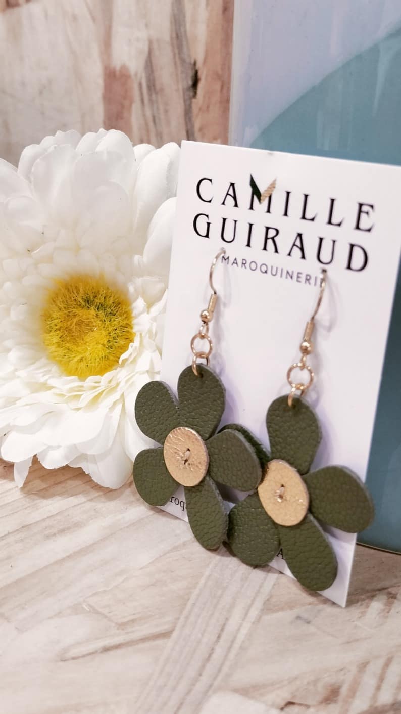 camille-guiraud-marguerite-verte-et-dor-boucles-d-oreilles-cuir image 1