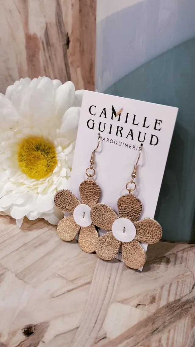 camille-guiraud-marguerite-boucles-d-oreilles-cuir-dor-et-beige image 1