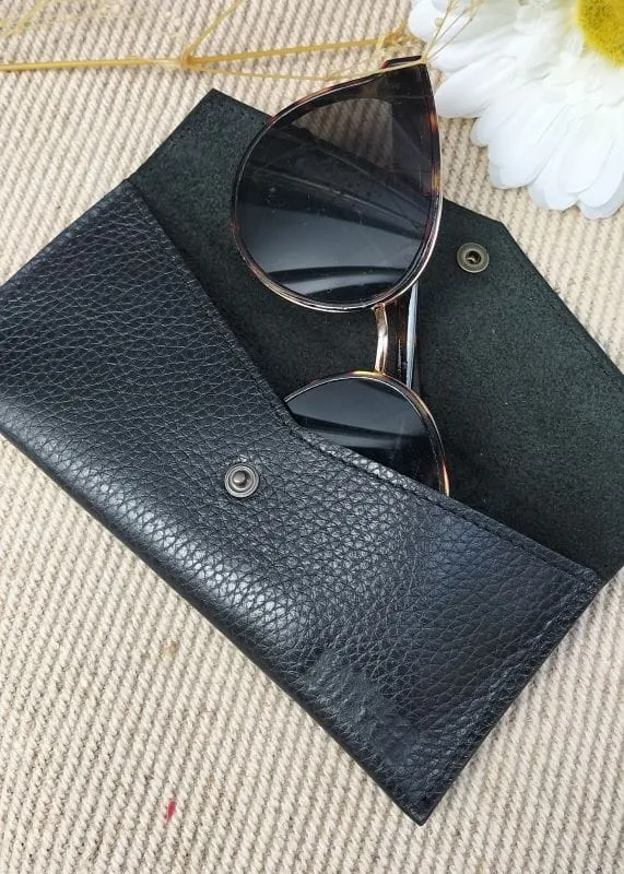 camille-guiraud-tui-lunettes-enveloppe-cuir-noir-grain image 1