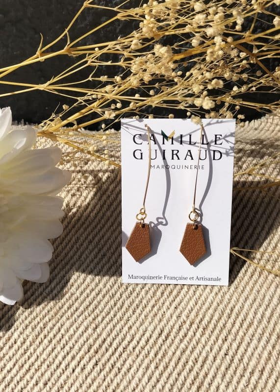 camille-guiraud-pendantes-boucles-d-oreilles-camel-li-ge-cuir image 1