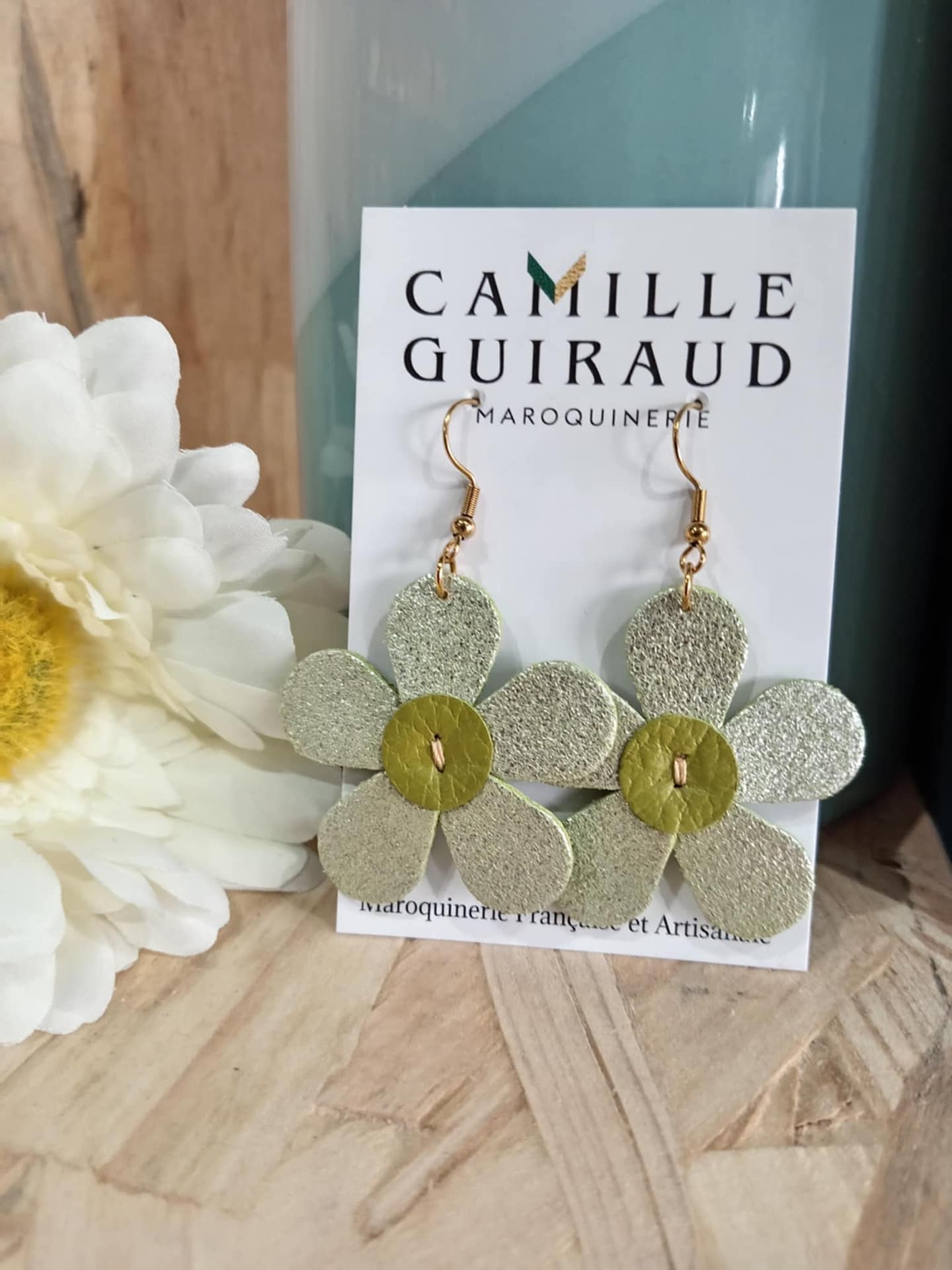 camille-guiraud-marguerite-boucles-d-oreilles-cuir-vert-anis-paillettes image 2