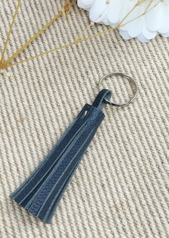 camille-guiraud-porte-cl-s-pompon-accessoire-cuir-fait-main image 3