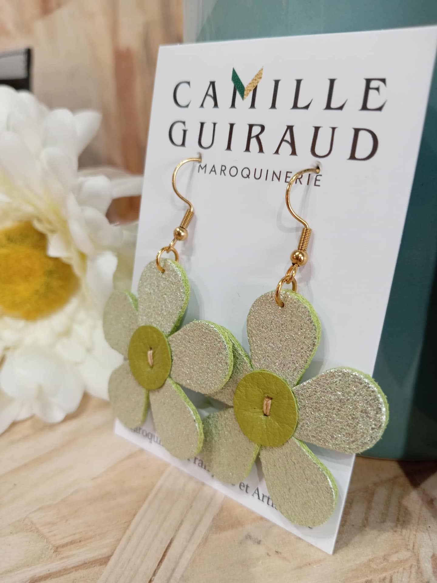 camille-guiraud-marguerite-boucles-d-oreilles-cuir-vert-anis-paillettes image 1