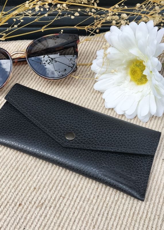 camille-guiraud-tui-lunettes-enveloppe-cuir-noir-grain image 3