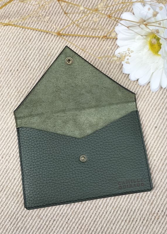 camille-guiraud-porte-carte-grise-enveloppe-vert-kaki-cuir image 1
