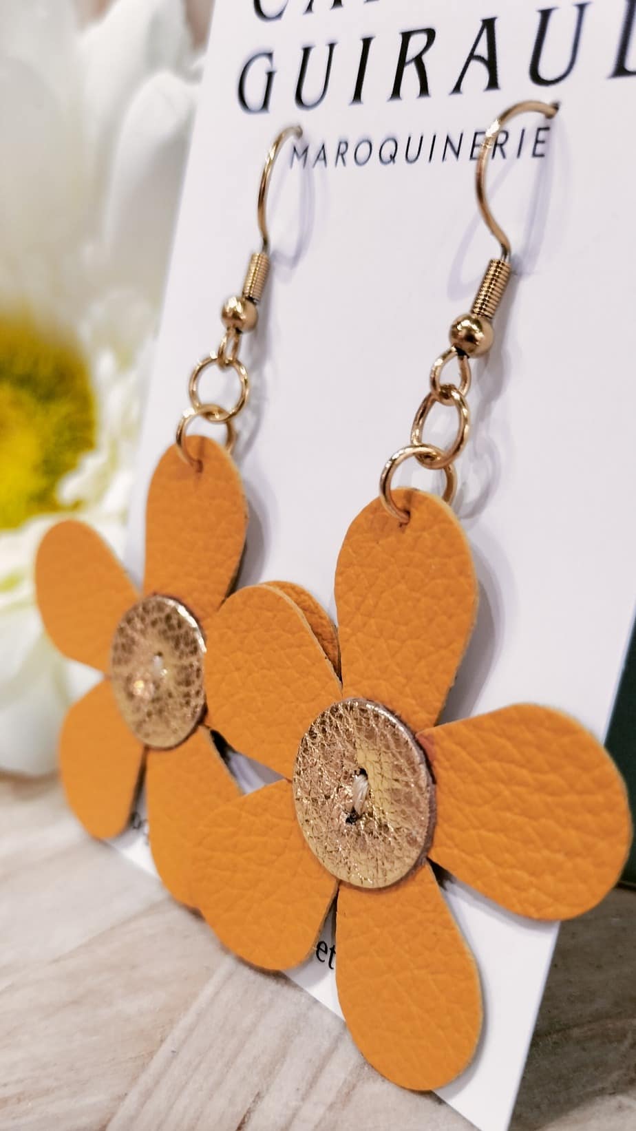 camille-guiraud-marguerite-mandarine-dor-boucles-fleur-cuir image 2