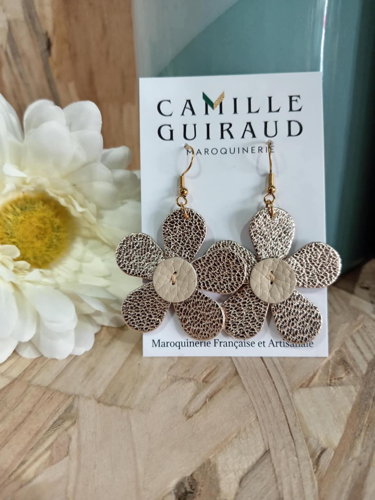 camille-guiraud-boucles-marguerite-dor-ros-fleur-cuir-l-ger image 2
