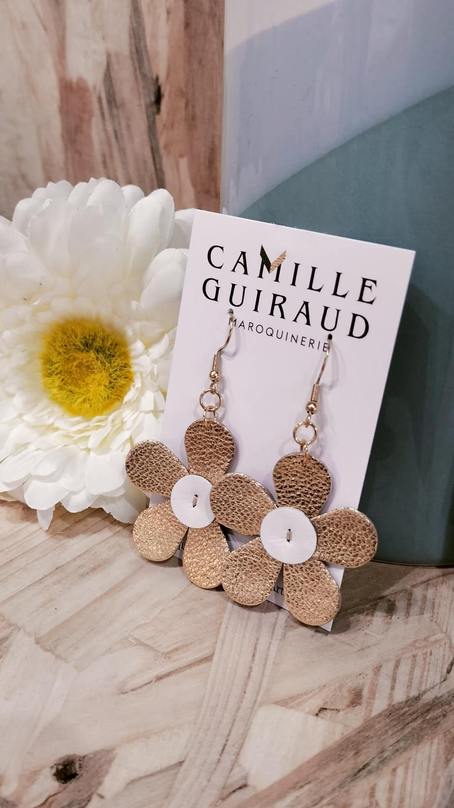 camille-guiraud-marguerite-boucles-d-oreilles-cuir-dor-et-beige image 1