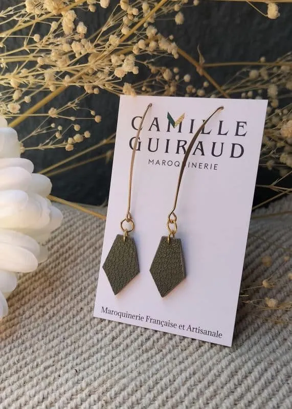 camille-guiraud-boucles-pendantes-kaki-li-ge-boucles-d-oreilles-cuir image 1
