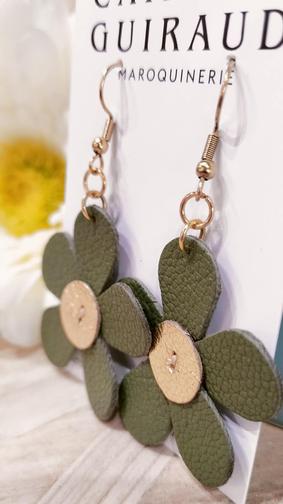 camille-guiraud-marguerite-verte-et-dor-boucles-d-oreilles-cuir image 2