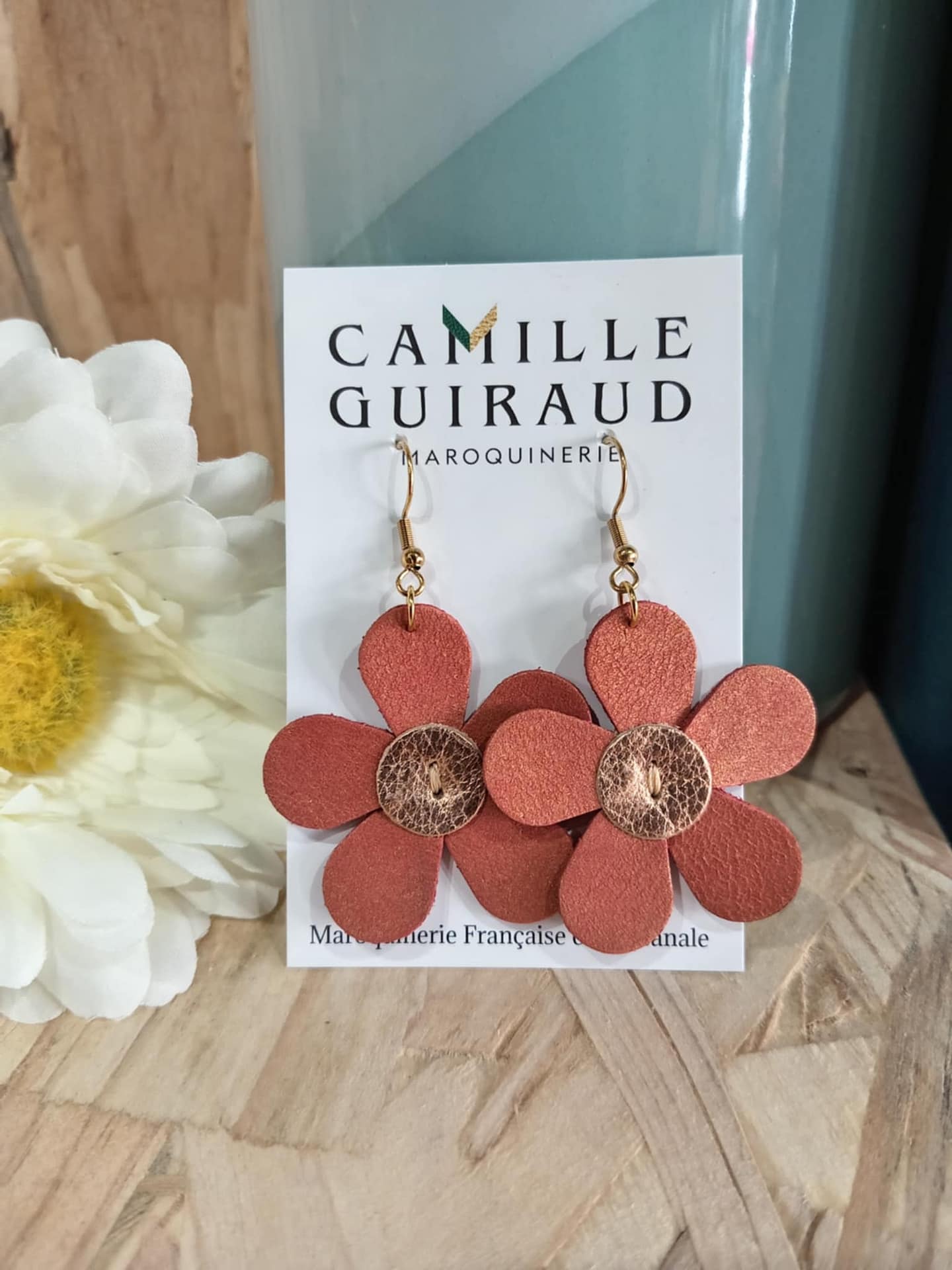 camille-guiraud-marguerite-boucles-d-oreilles-orange-paillettes-cuir image 3