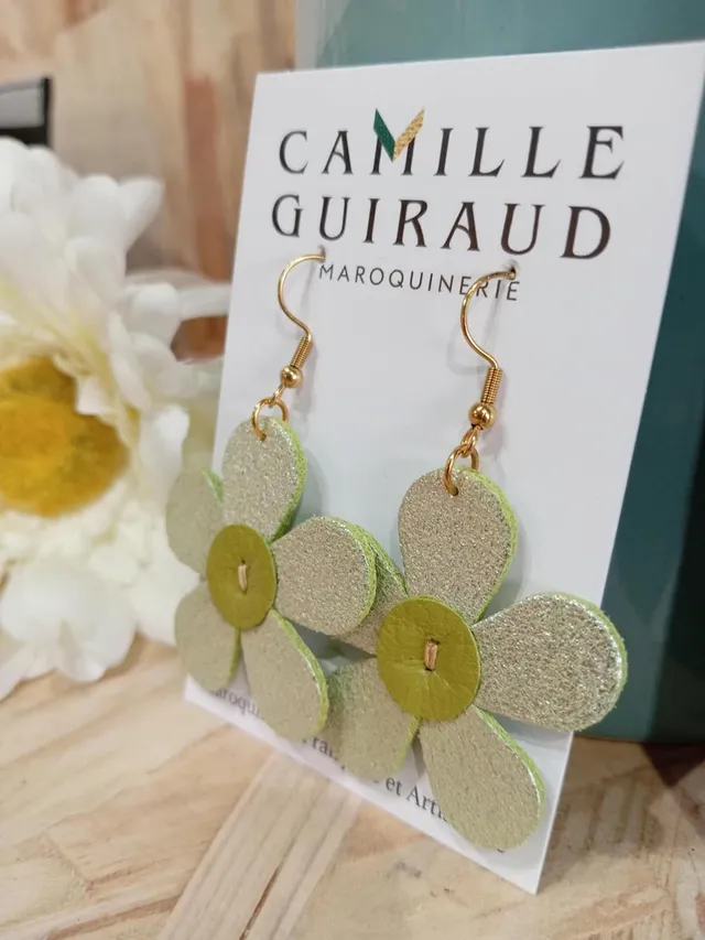 camille-guiraud-marguerite-boucles-d-oreilles-cuir-vert-anis-paillettes image 1