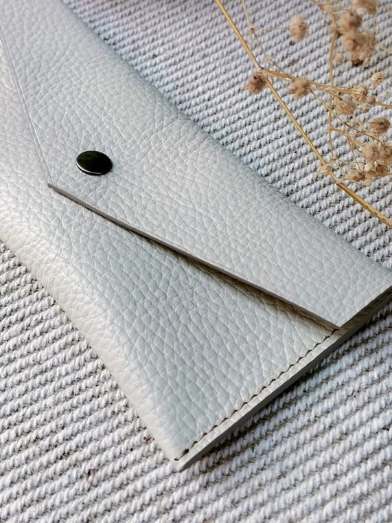 camille-guiraud-tui-lunettes-enveloppe-cr-me-cuir image 3