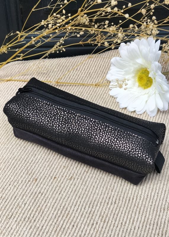 camille-guiraud-trousse-cuir-grain-noir-dor-alcantara-noir image 1