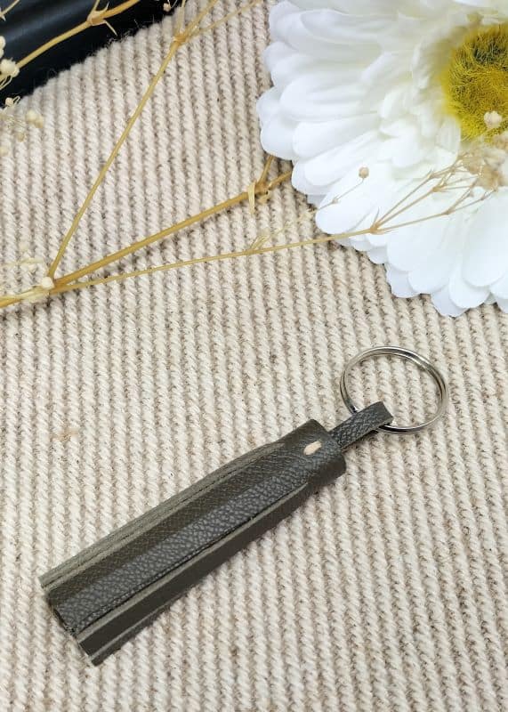 camille-guiraud-porte-cl-s-pompon-accessoire-cuir-fait-main image 5
