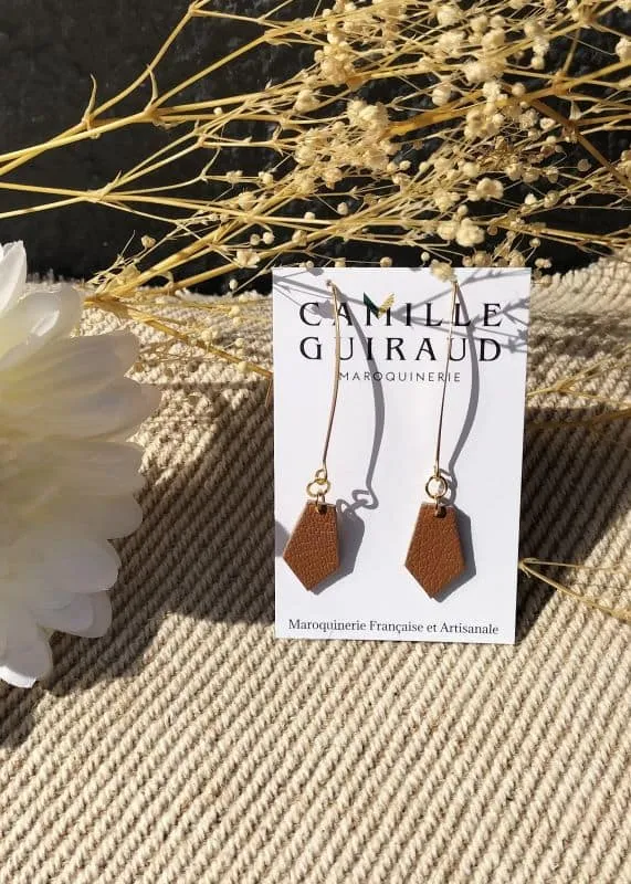 camille-guiraud-pendantes-boucles-d-oreilles-camel-li-ge-cuir image 1