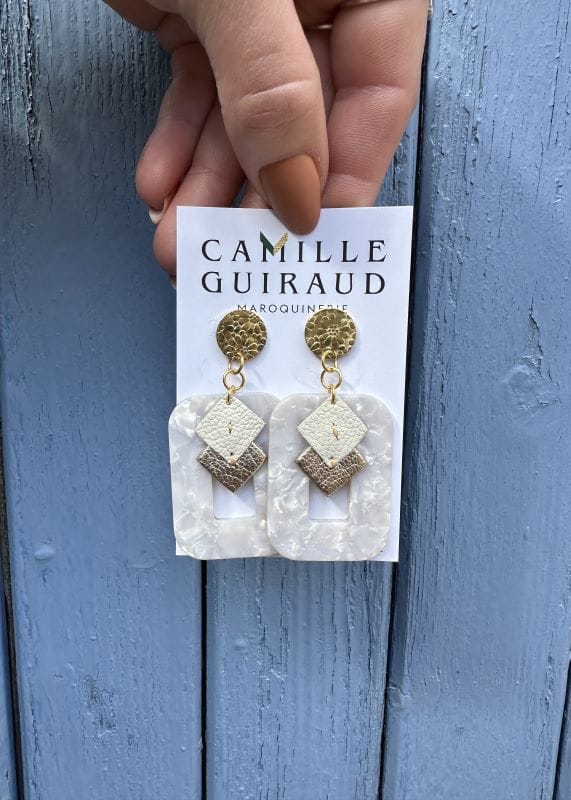 camille-guiraud-julie-boucles-d-oreilles-blanc-nacr-dor-rectangle image 1