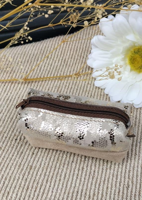 camille-guiraud-baby-trousse-caviar-beige-alcantara-trousse-cuir image 1