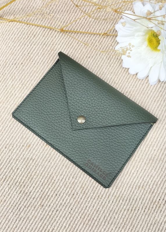 camille-guiraud-porte-carte-grise-enveloppe-vert-kaki-cuir image 2
