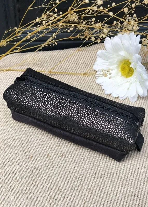camille-guiraud-trousse-cuir-grain-noir-dor-alcantara-noir image 1
