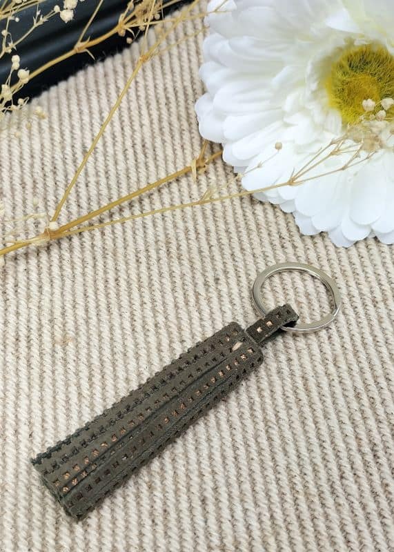 camille-guiraud-porte-cl-s-pompon-accessoire-cuir-fait-main image 4