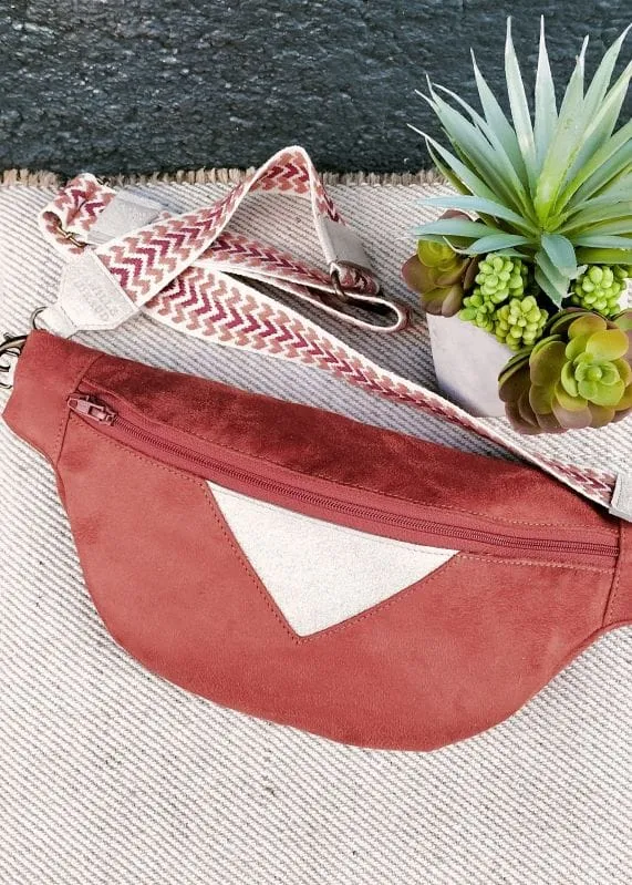 camille-guiraud-banane-manon-sac-banane-terre-cuite-paillettes image 1