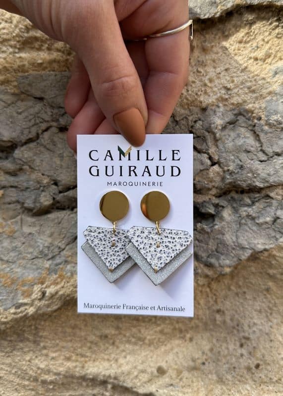 camille-guiraud-suzanne-tachet-gris-boucles-cuir image 1