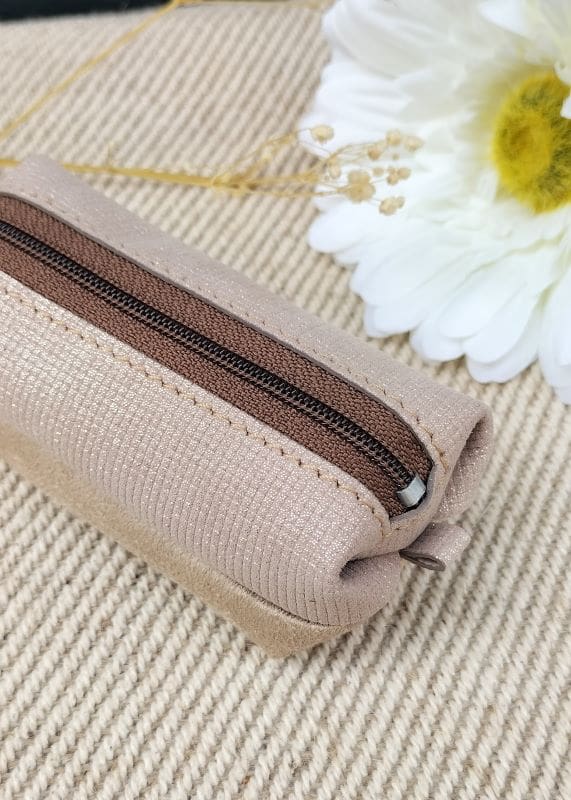 camille-guiraud-baby-trousse-beige-carreau-trousse-cuir-paillettes image 2