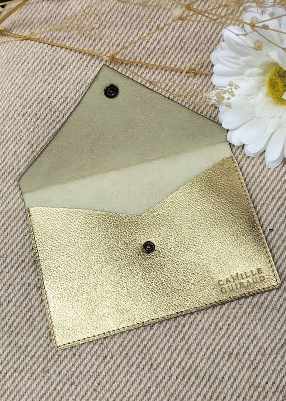 camille-guiraud-porte-carte-grise-enveloppe-dor-cuir image 1