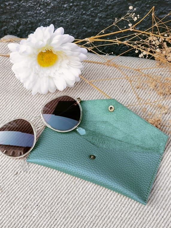 camille-guiraud-tui-lunettes-enveloppe-cuir-vert image 2
