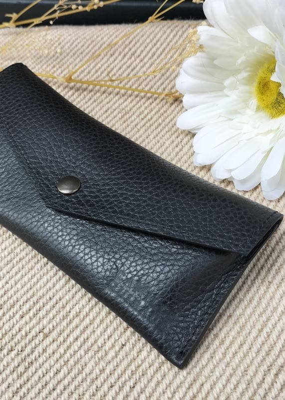 camille-guiraud-tui-lunettes-enveloppe-cuir-noir-grain image 4