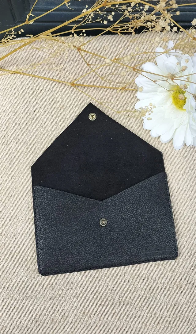 camille-guiraud-porte-carte-grise-enveloppe-noir-cuir image 1