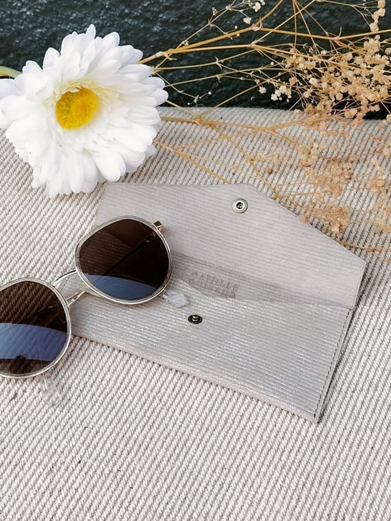 camille-guiraud-tui-lunettes-enveloppe-gris-iris-cuir image 2